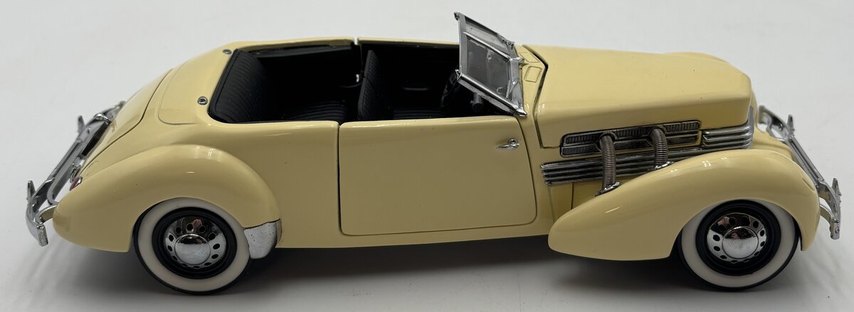 Franklin Mint 1:24 Cord 812 Phaeton Coupe in Cream White EX