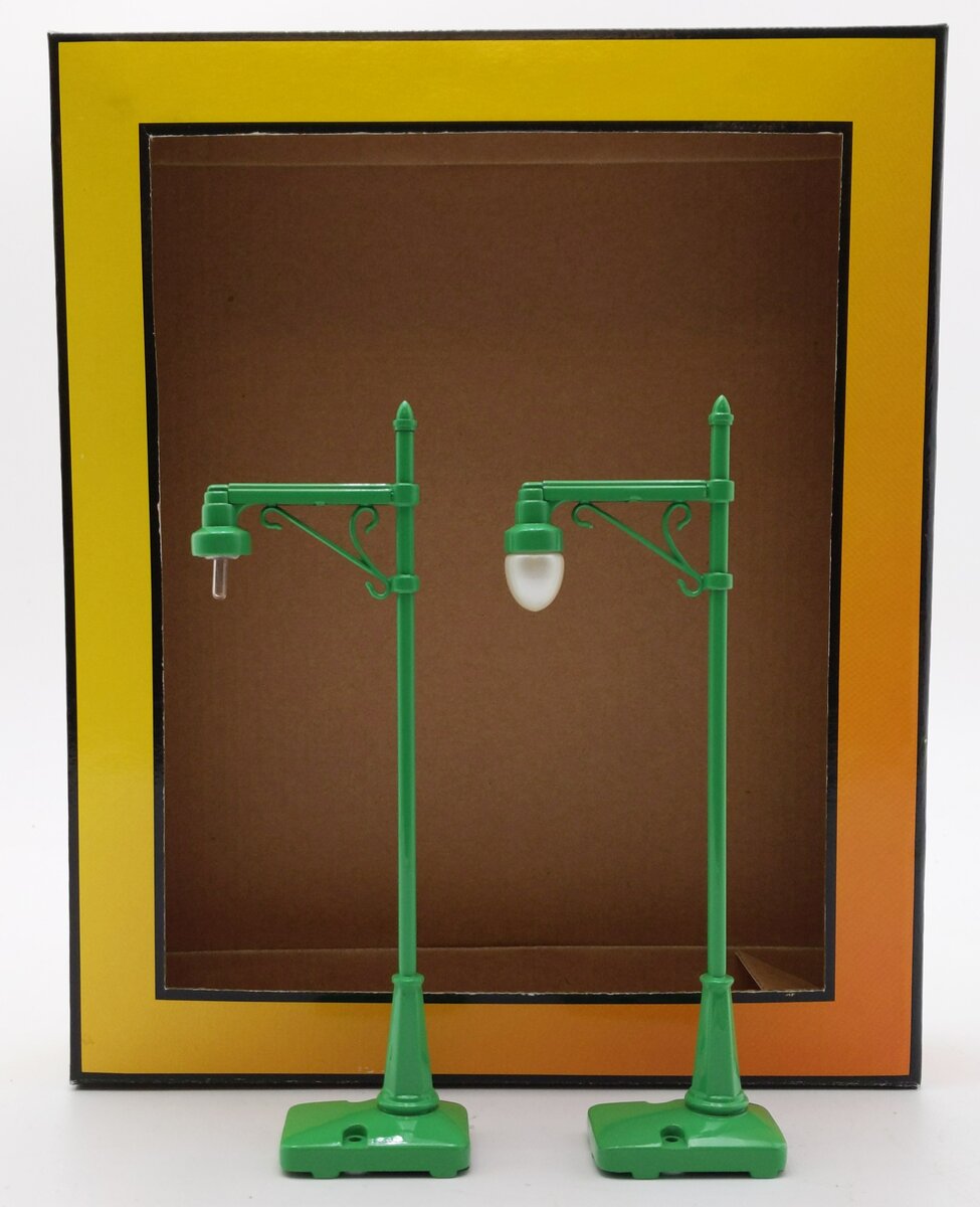 MTH 30-1032 O Scale Green Diecast Street Lamps # 64 (Set of 2) EX/Box