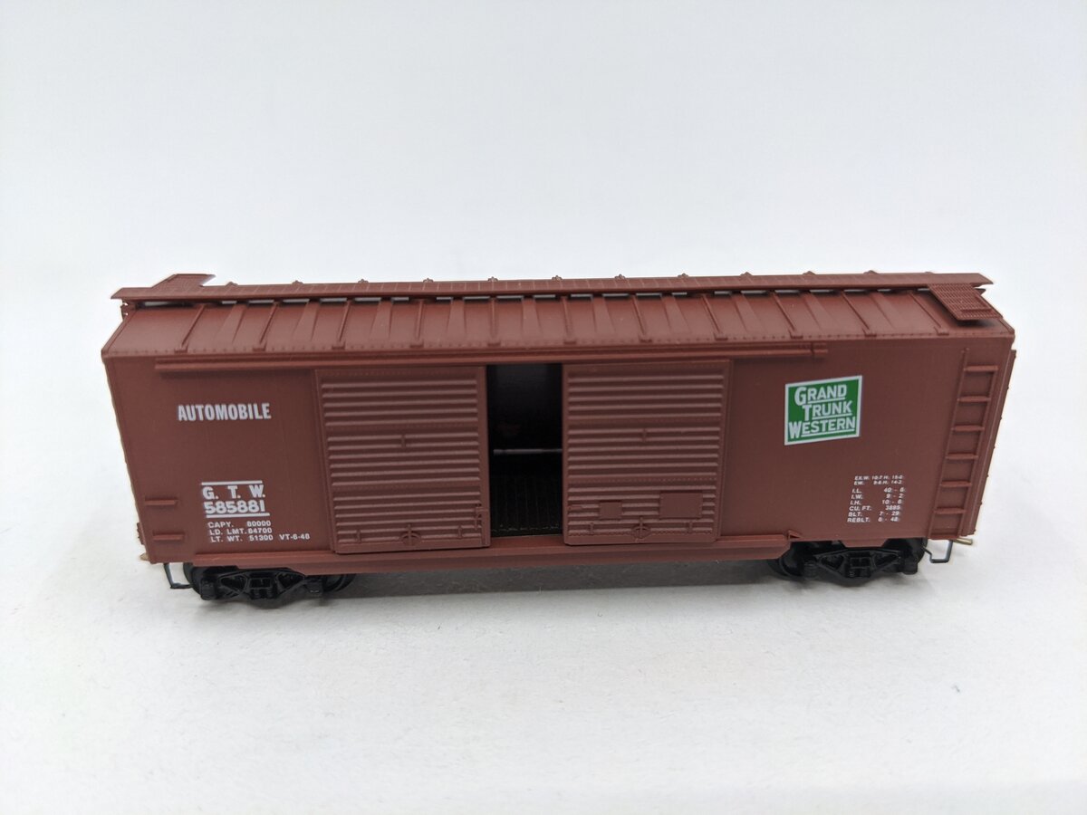 Micro-Trains 02300170 N Scale Grand Trunk Western 40' Double Door Boxcar #585881 EX/Box