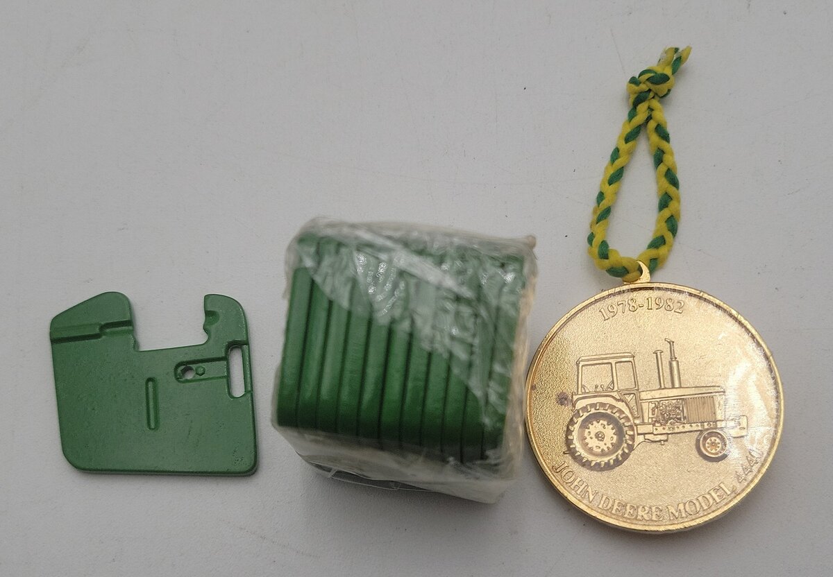 Precision Classics 15700 1:16 Scale Diecast 4440 John Deere Tractor EX/Box