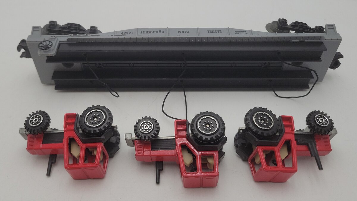 Lionel 6-16907 O Gauge Flatcar with 3 Farm Tractors EX/Box