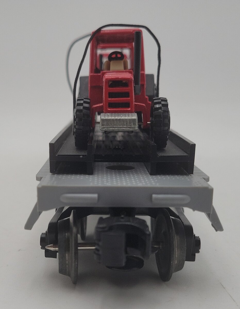 Lionel 6-16907 O Gauge Flatcar with 3 Farm Tractors EX/Box
