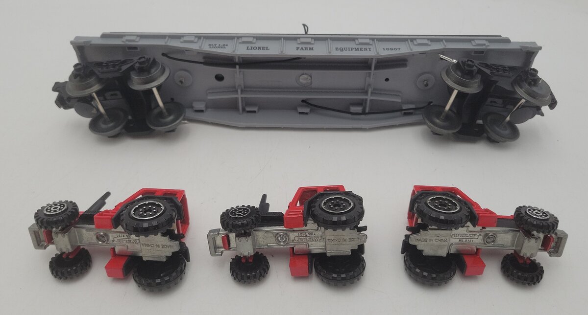 Lionel 6-16907 O Gauge Flatcar with 3 Farm Tractors EX/Box