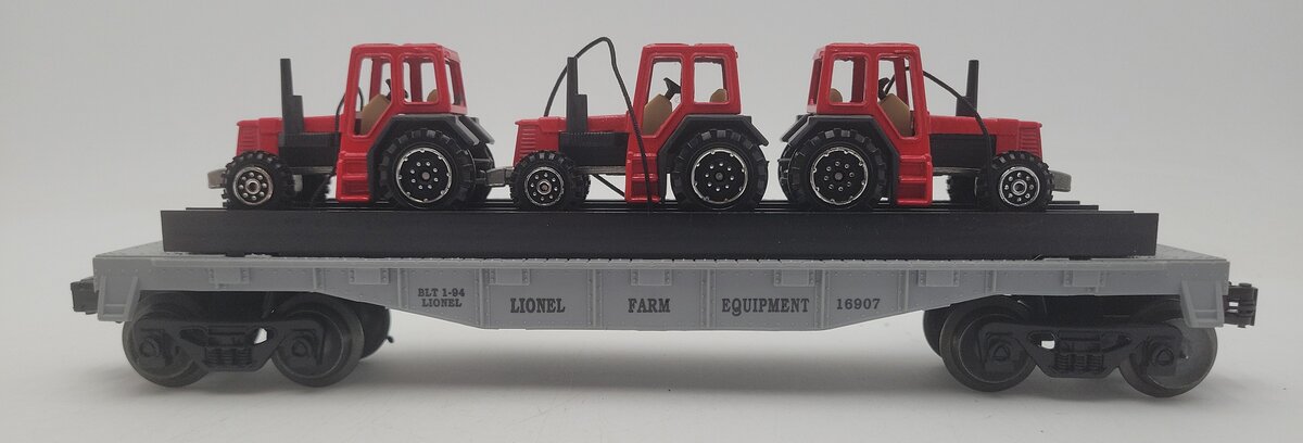 Lionel 6-16907 O Gauge Flatcar with 3 Farm Tractors EX/Box