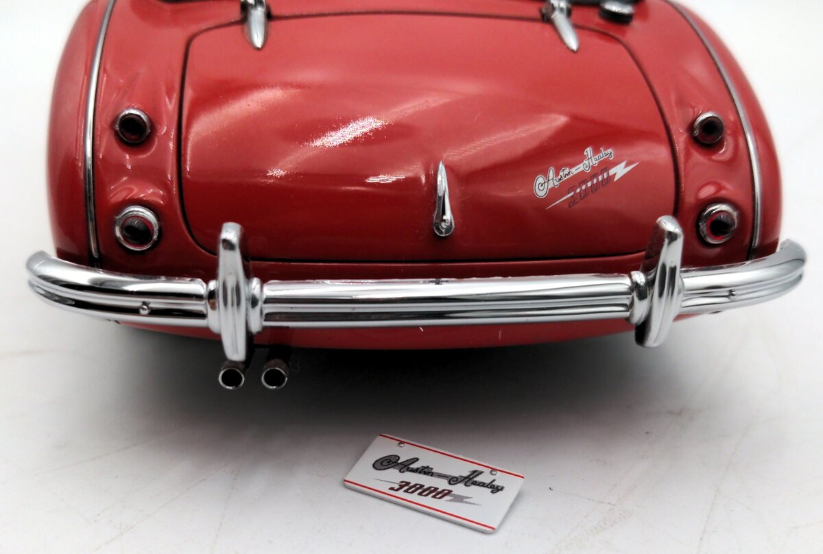 AutoArt 70721 1:18 Scale Diecast 1961 Austin Healey 3000 MK2 EX
