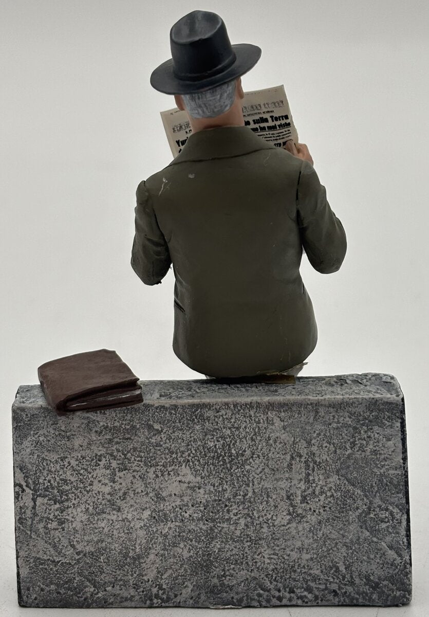Le Mans Miniatures FLM118015 1:18 Enzo Ferrari Reading Newspaper Figure EX