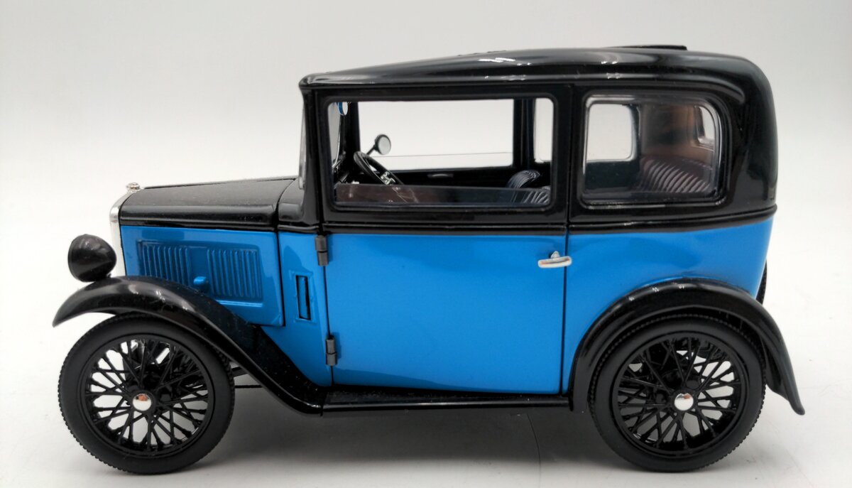Ricko DC21125M 1:18 Scale Diecast 1932 Austin 7 De Luxe Saloon EX
