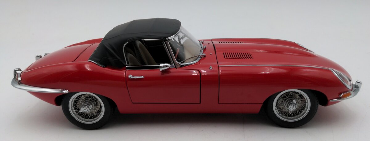 AutoArt 1:18 Scale Jaguar E-Type Roadster Series I 3.8 - Red EX
