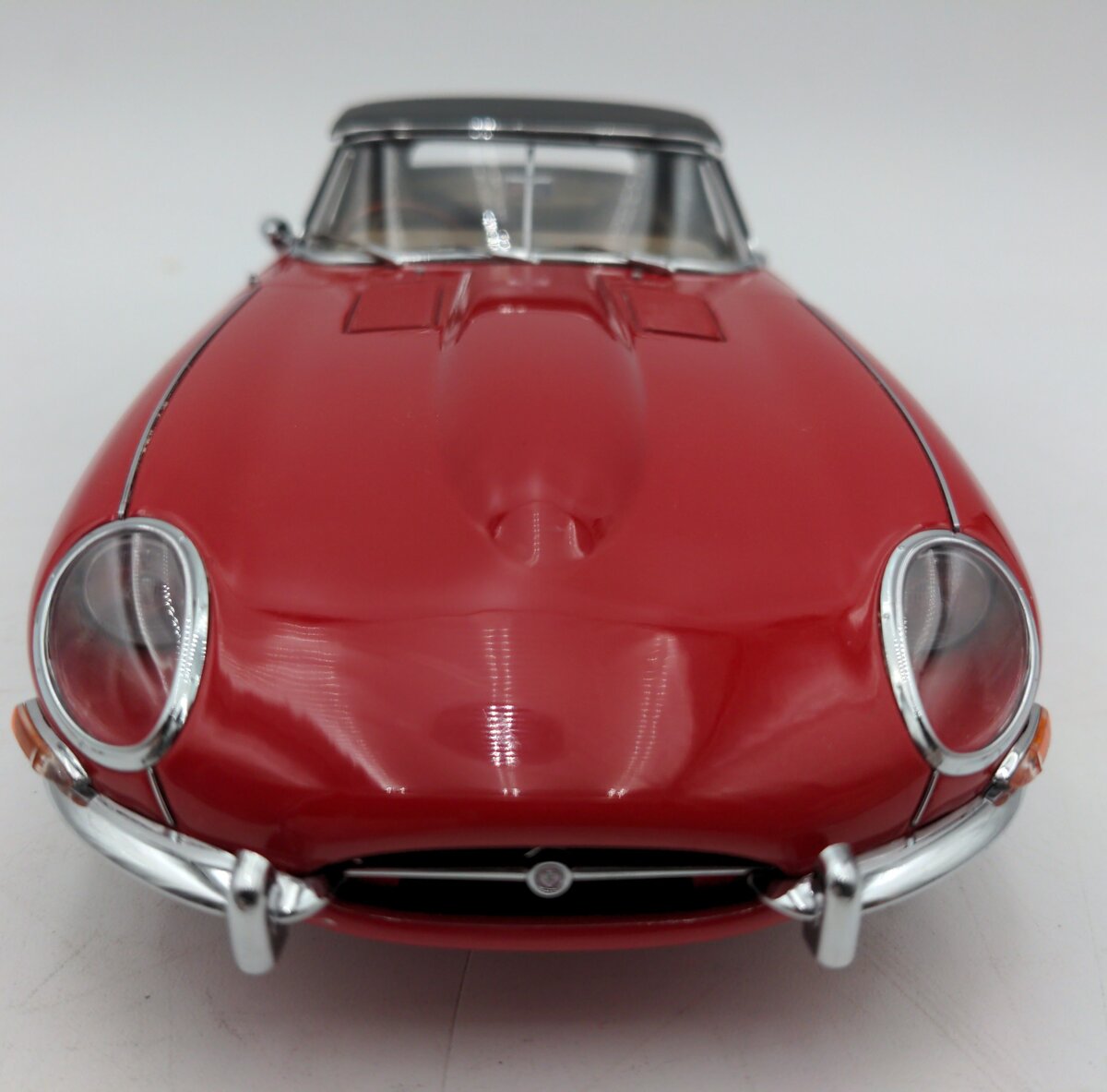 AutoArt 1:18 Scale Jaguar E-Type Roadster Series I 3.8 - Red EX