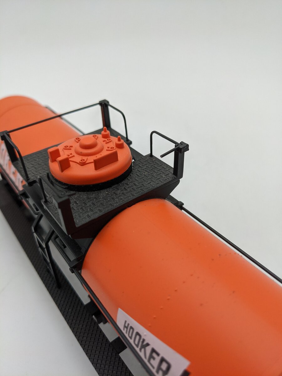 Atlas 1005002-2 O Gauge Hooker Chemicals Tank Car No.1143 (3 Rail) EX