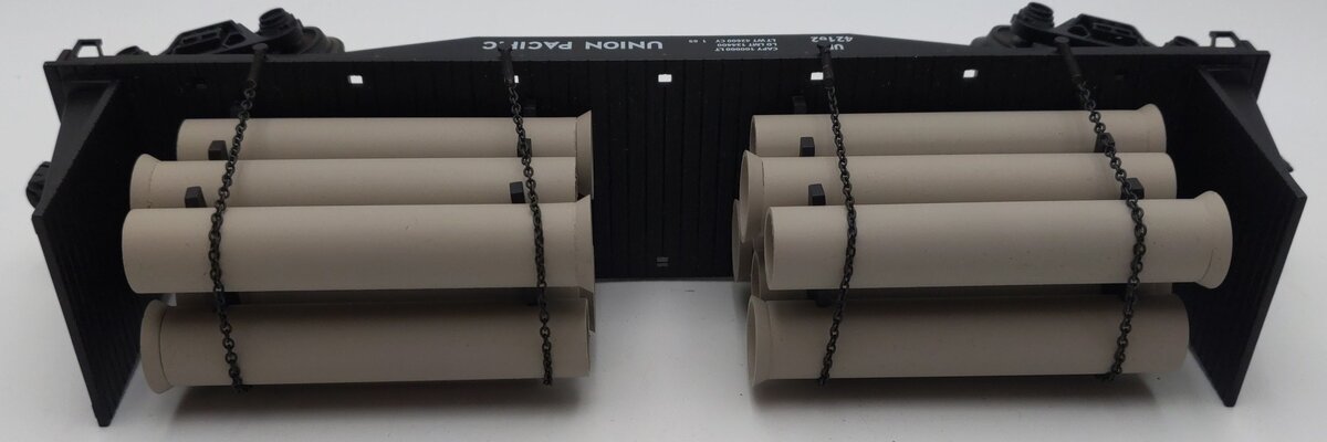 Industrial Rail 7004 O Gauge Union Pacific Bulkhead Flatcar w/ Pipe Load #42162 EX/Box