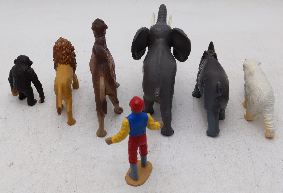 LGB 5027 G Scale Animal Figures And Trainer (Set of 7) EX/Box