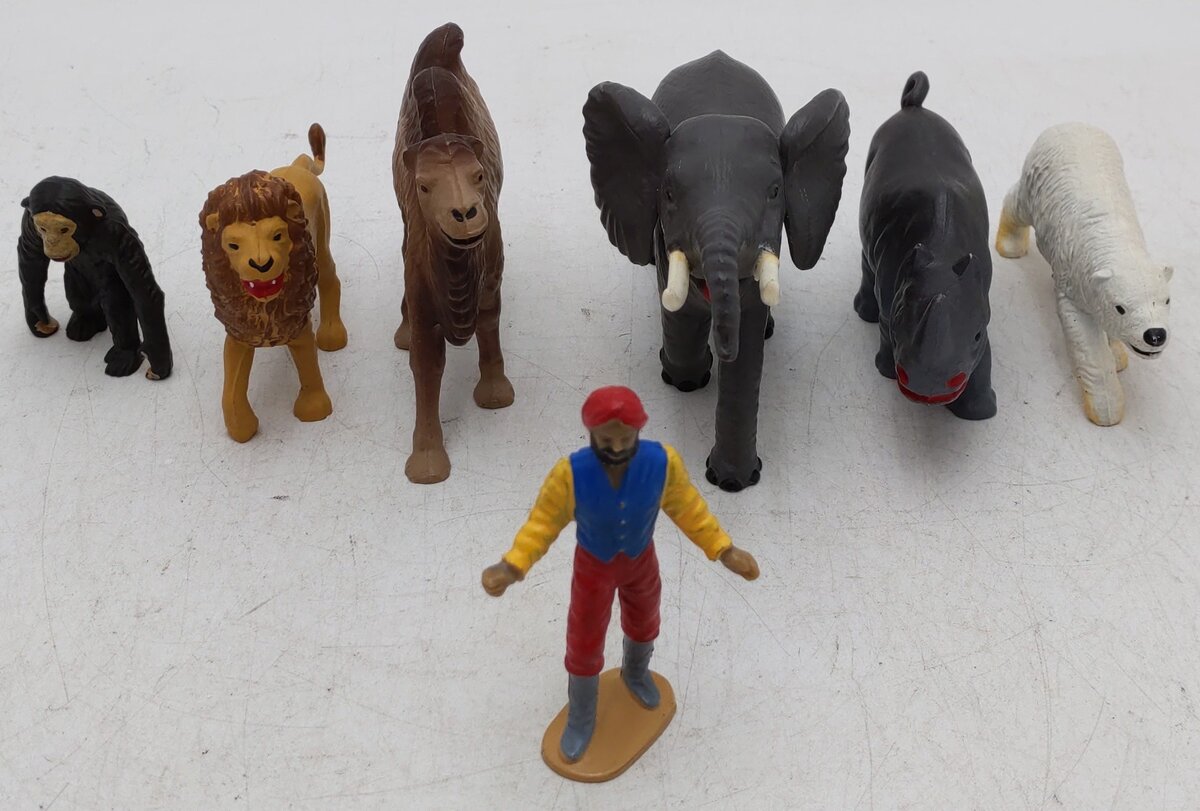 LGB 5027 G Scale Animal Figures And Trainer (Set of 7) EX/Box