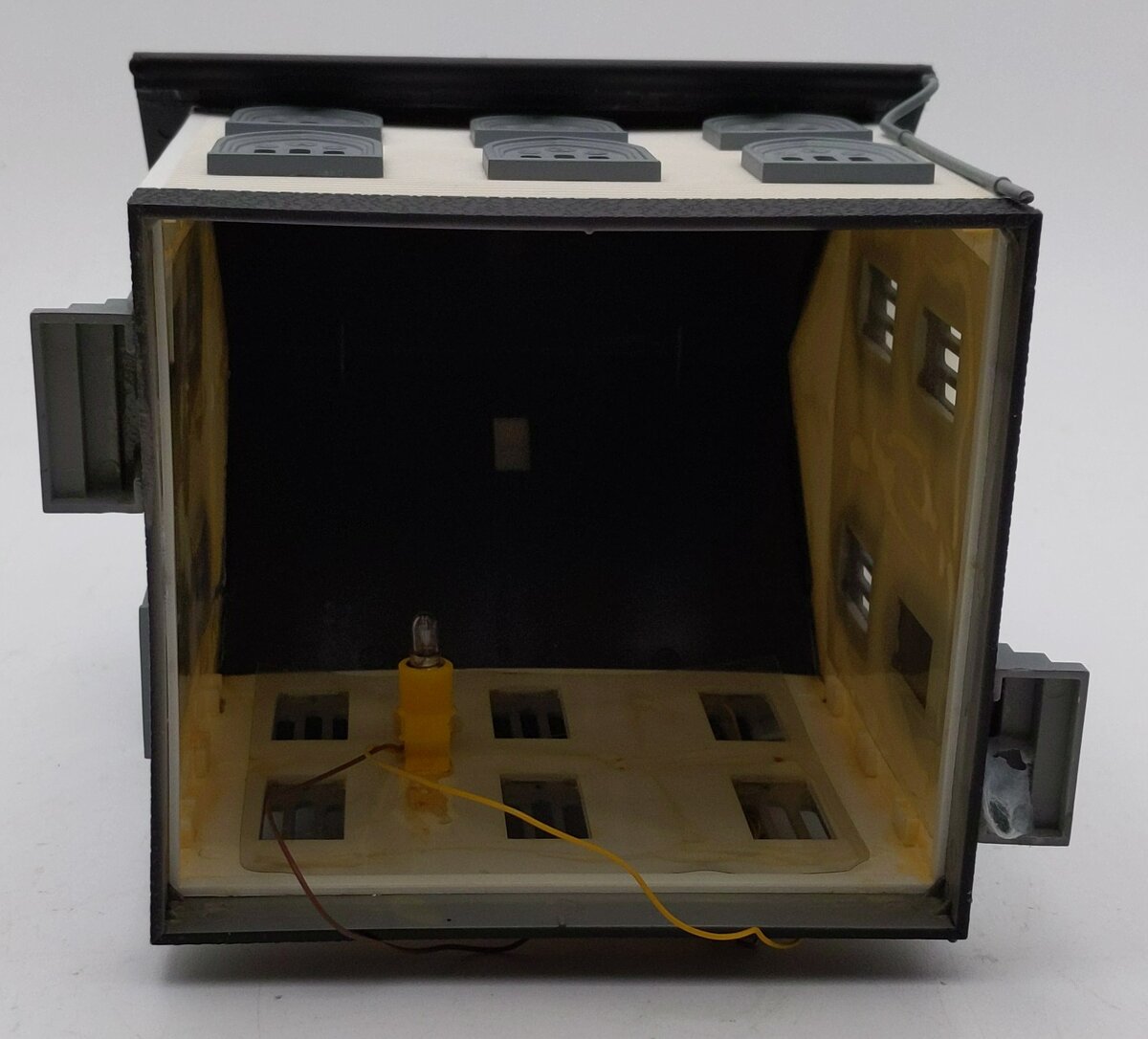 Model Power 6350 O Built-Up Church Building with 2 Figures EX/Box