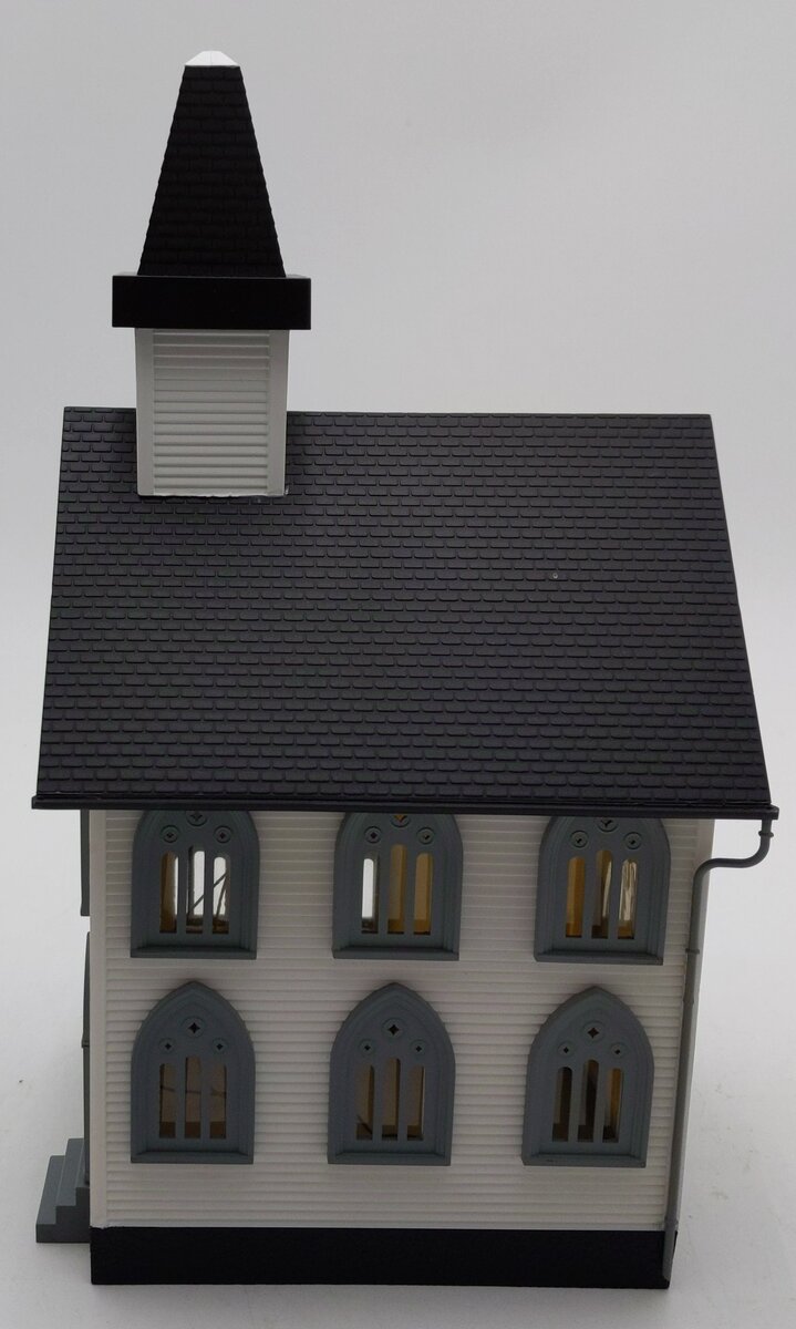 Model Power 6350 O Built-Up Church Building with 2 Figures EX/Box