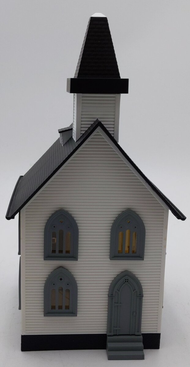 Model Power 6350 O Built-Up Church Building with 2 Figures EX/Box