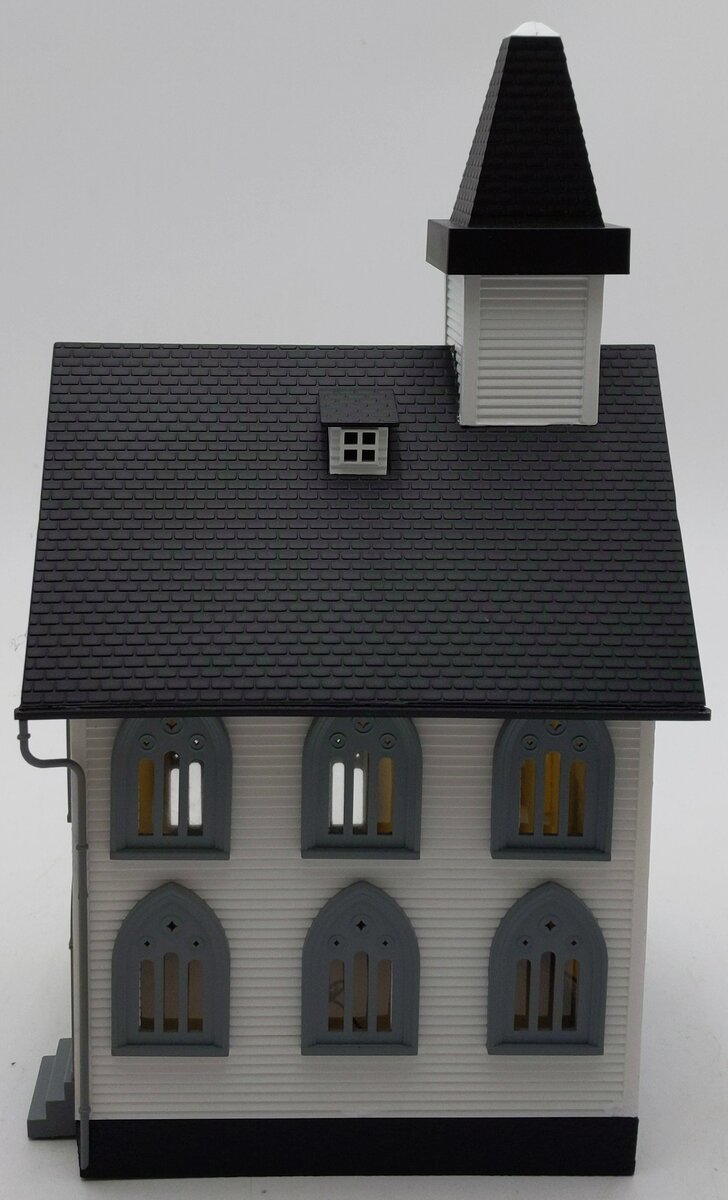 Model Power 6350 O Built-Up Church Building with 2 Figures EX/Box