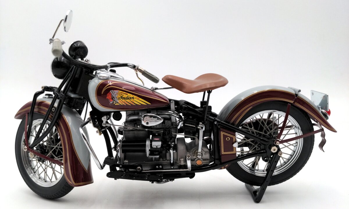 Danbury Mint 1:10 Scale 1938 Indian Four Motorcycle EX