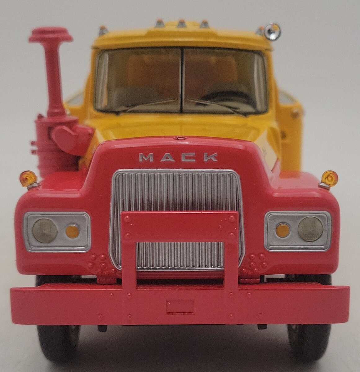 First Gear 19-2281 1:34 Shell Oil - Mack R-Model Fuel Tanker EX/Box