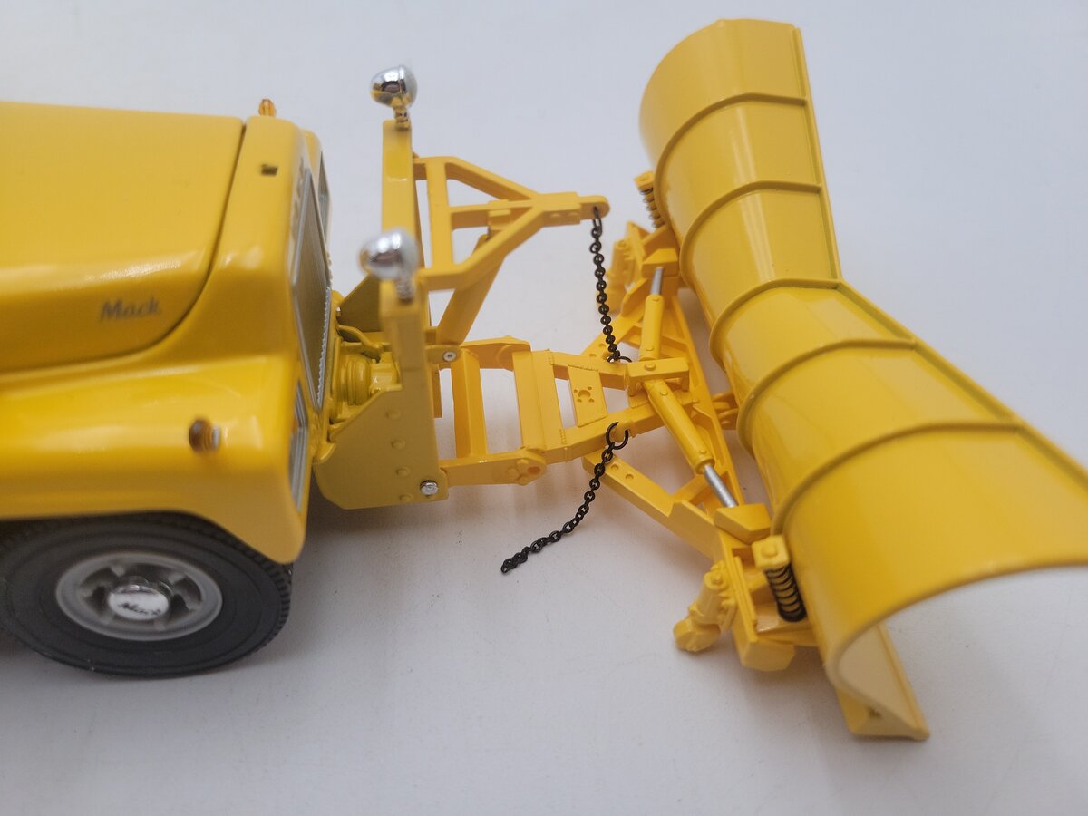 Mack 19-1876 1:34 Scale Diecast R-Model Dump Truck w/ Plow & Chains EX/Box