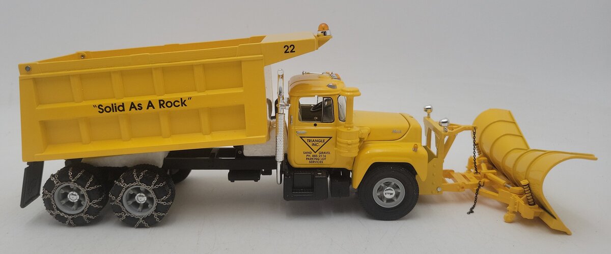 Mack 19-1876 1:34 Scale Diecast R-Model Dump Truck w/ Plow & Chains EX/Box