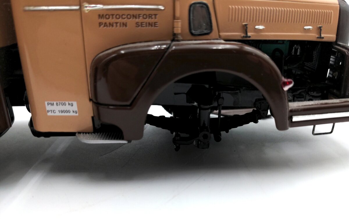 Unic ZU 122 1:24 Scale Izoard Fourgon Motoconfort