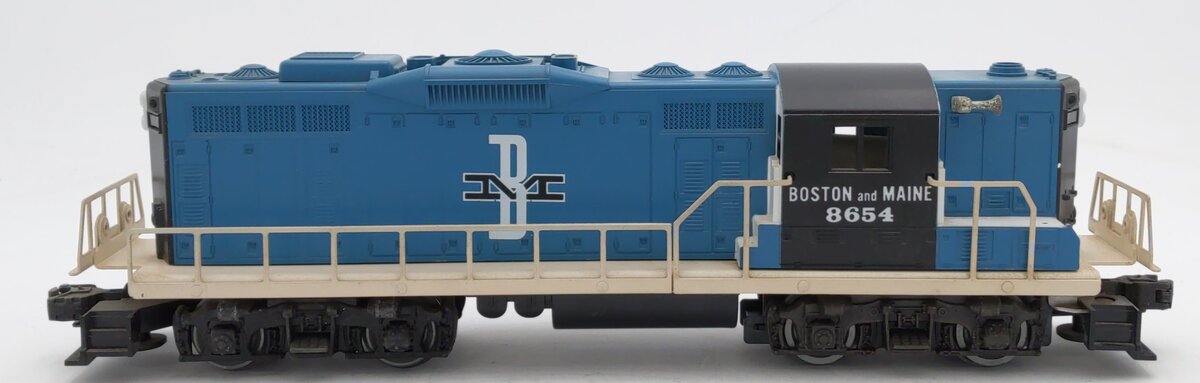 Lionel 6-8654 O Gauge Boston & Maine GP-9 Powered Diesel Locomotive #8654 VG/Box