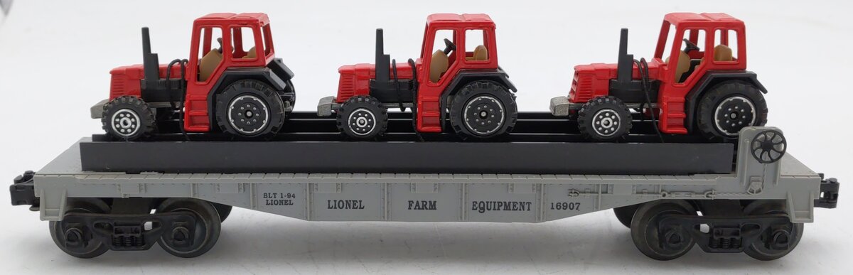 Lionel 6-16907 O Gauge Flatcar with 3 Farm Tractors EX/Box
