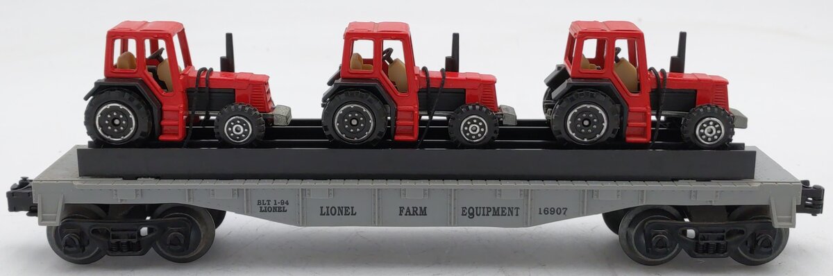 Lionel 6-16907 O Gauge Flatcar with 3 Farm Tractors EX/Box