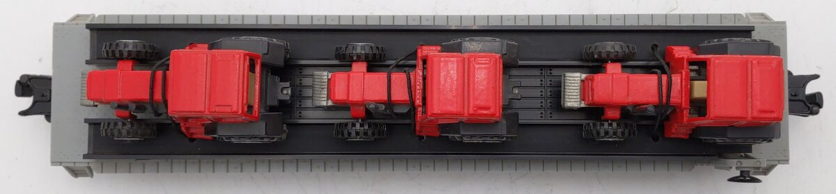 Lionel 6-16907 O Gauge Flatcar with 3 Farm Tractors EX/Box