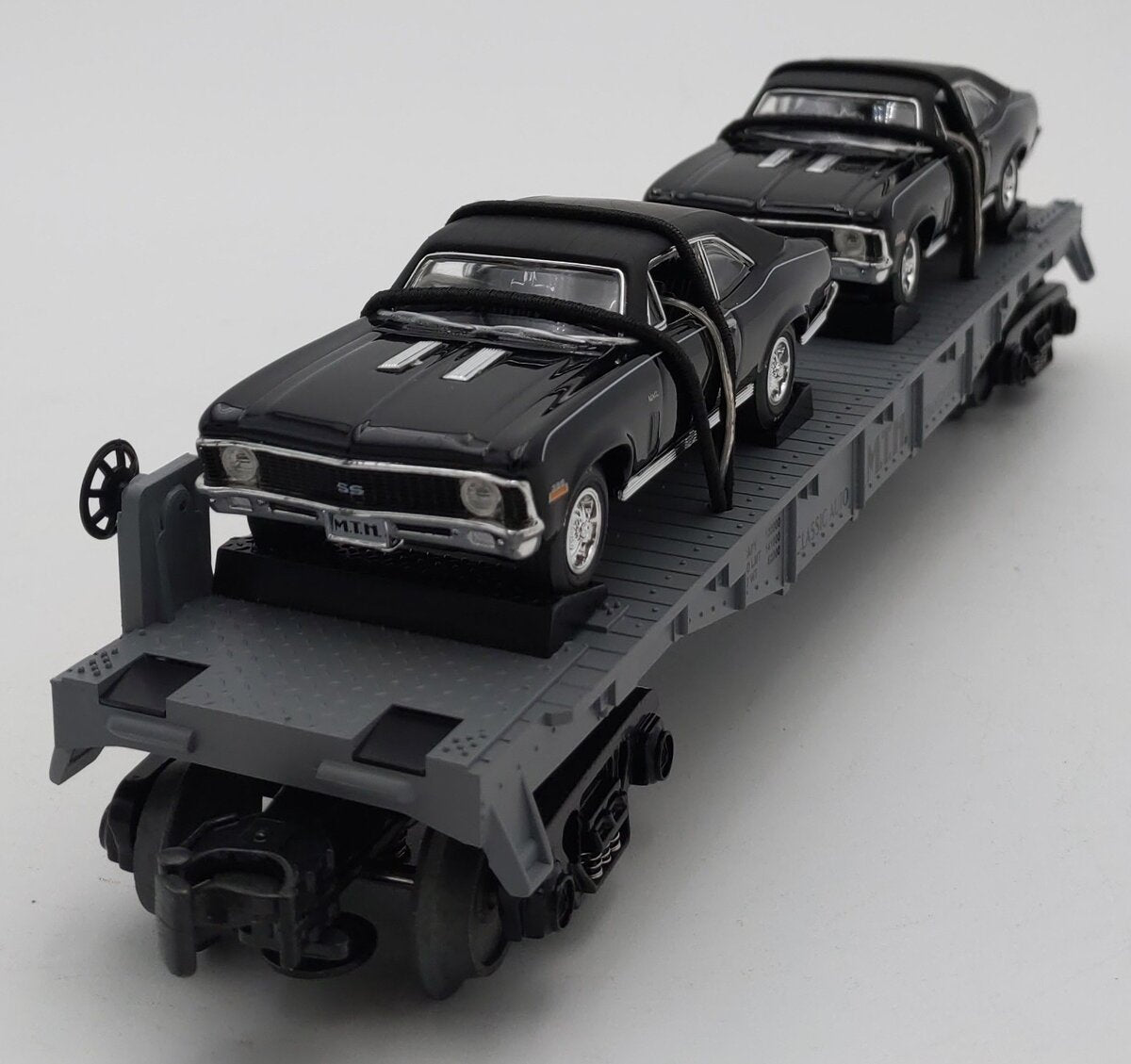 MTH 30-7661 O Gauge MTH Auto Transport Flatcar with Ertl '70 Novas #1970 LN/Box