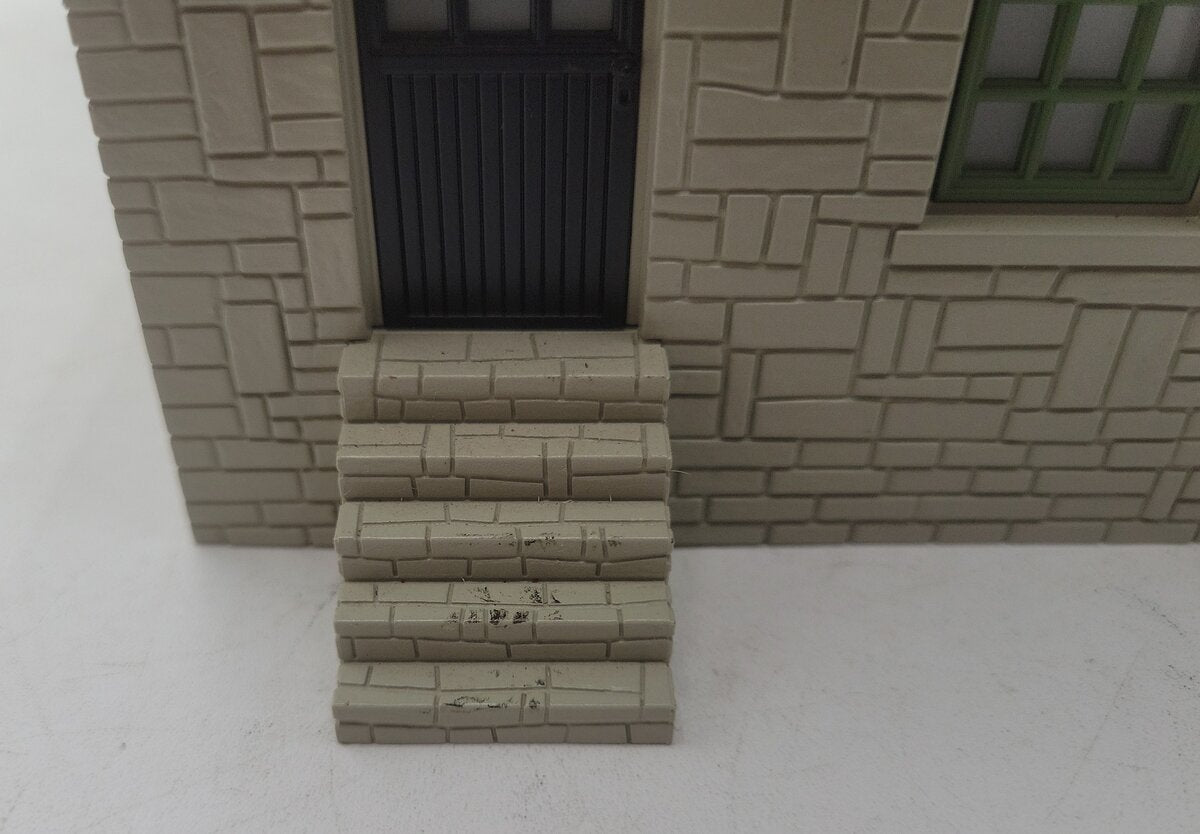 MTH 30-90188 O Granary Layout Building Gray Stone w/Red Oxide Roof EX