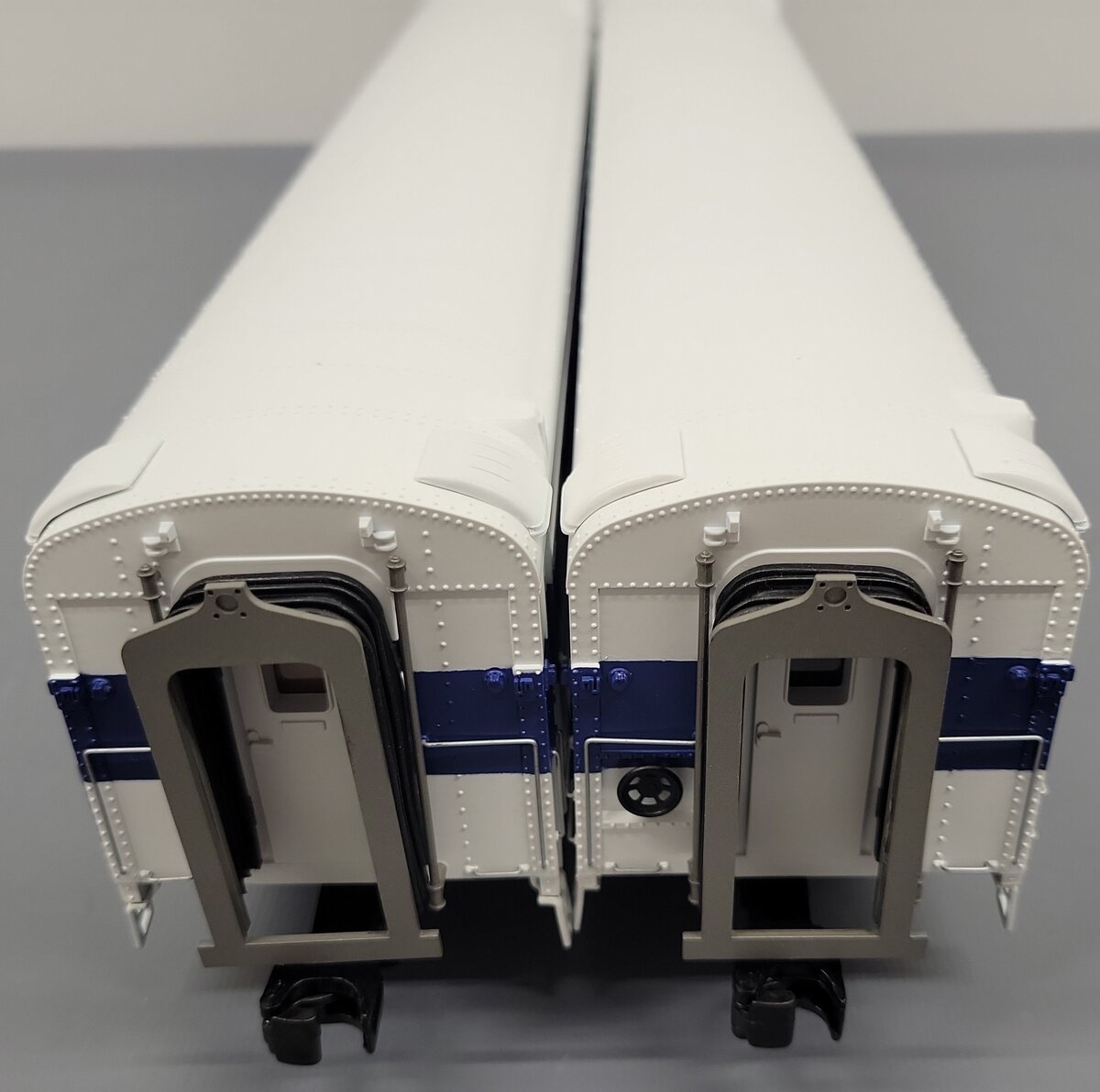 MTH 20-69201 O LI 70' Streamlined Baggage/Coach Passenger Car Set (Set of 2) EX/Box
