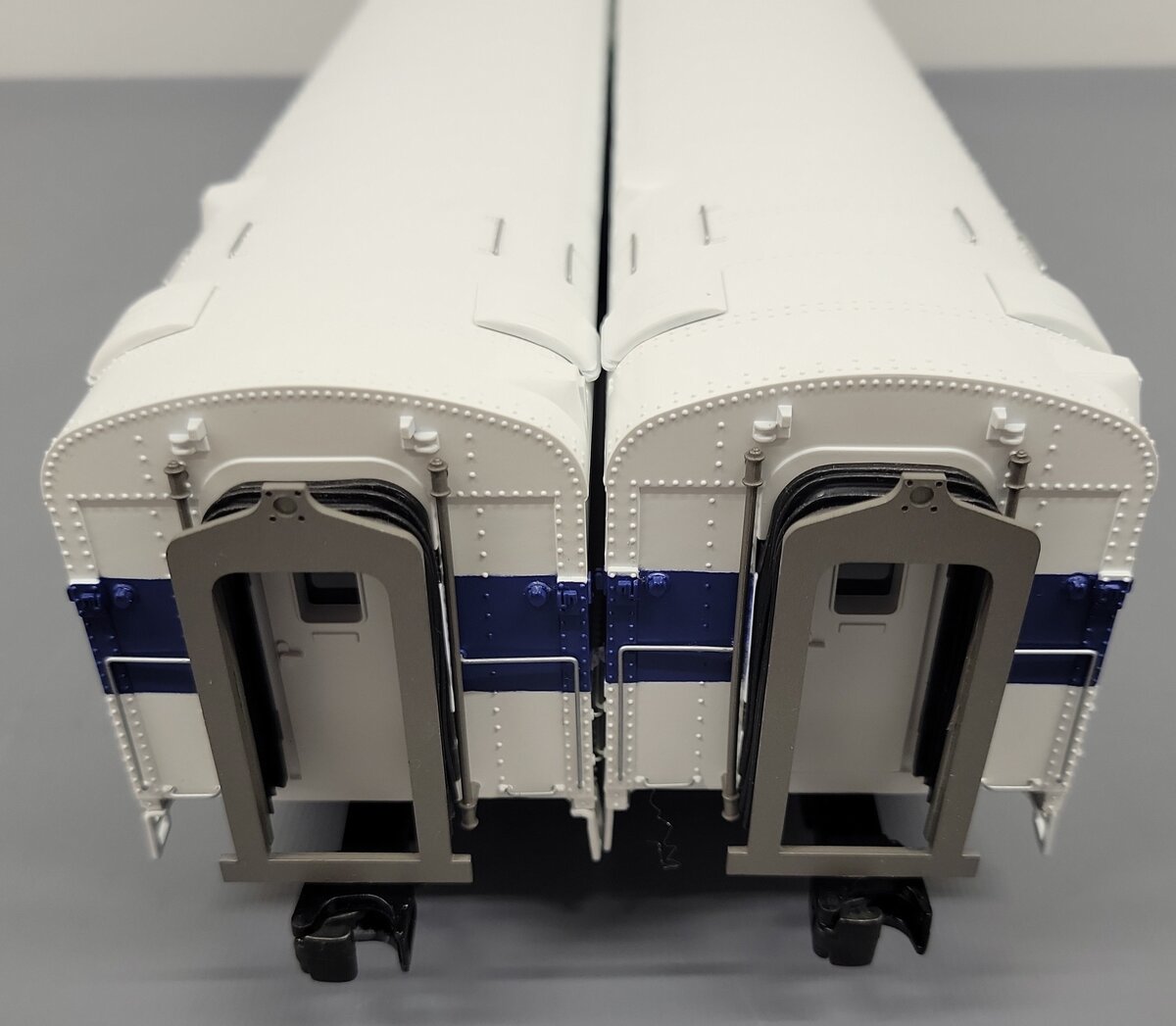 MTH 20-69201 O LI 70' Streamlined Baggage/Coach Passenger Car Set (Set of 2) EX/Box