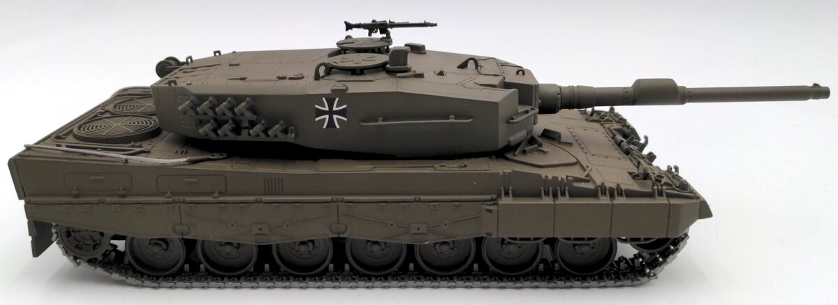 Minichamps 350011000 1:35 Scale Leopard 2 Tank EX