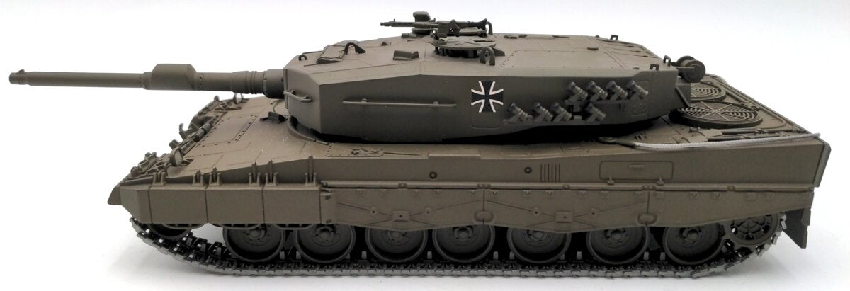Minichamps 350011000 1:35 Scale Leopard 2 Tank EX