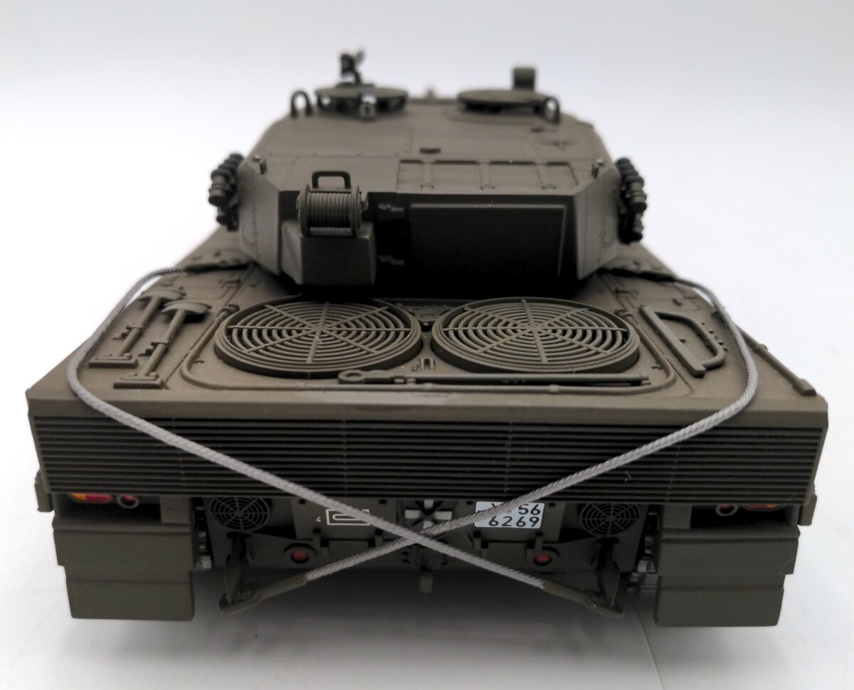 Minichamps 350011000 1:35 Scale Leopard 2 Tank EX