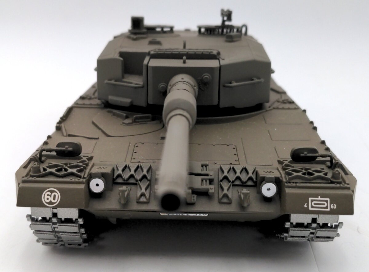 Minichamps 350011000 1:35 Scale Leopard 2 Tank EX