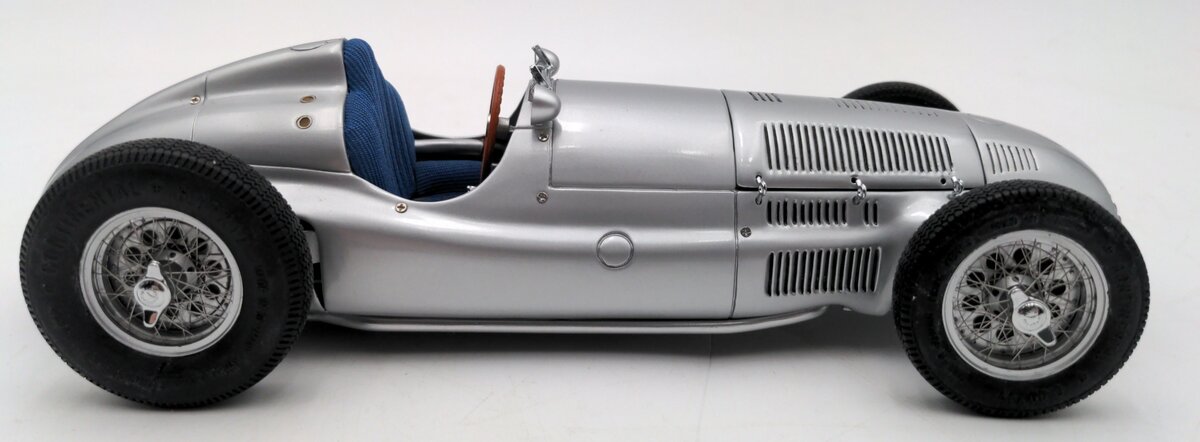 CMC 1:18 Scale 1939 Mercedes Benz W165 VG