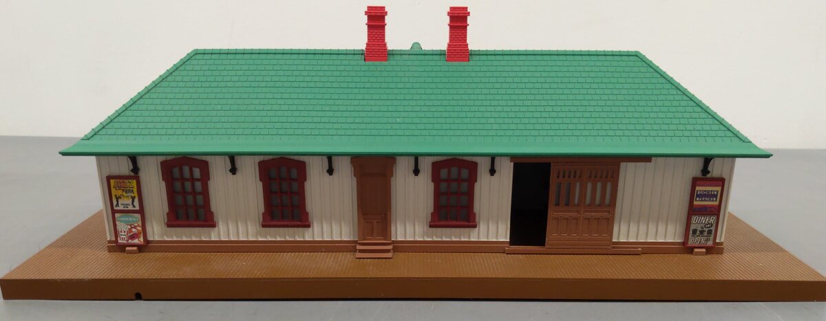 Lionel 2229080 O Assembled Plug-Expand-Play Passenger Station EX/Box
