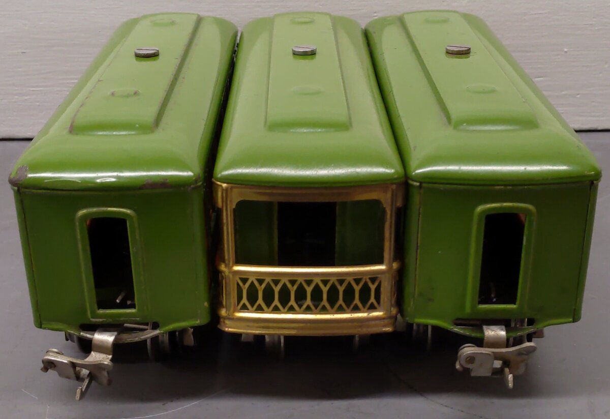 Lionel Vintage O Prewar Green Tinplate Passenger Cars 610, 612[3]