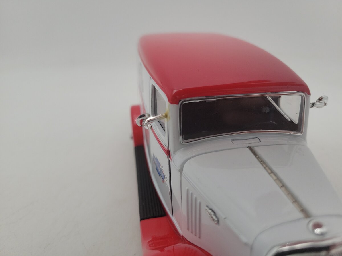 Unique Replicas 18620 1:24 Scale 1935 White Chevrolet Delivery Van W/Accessories VG