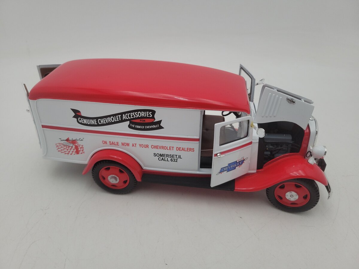 Unique Replicas 18620 1:24 Scale 1935 White Chevrolet Delivery Van W/Accessories VG