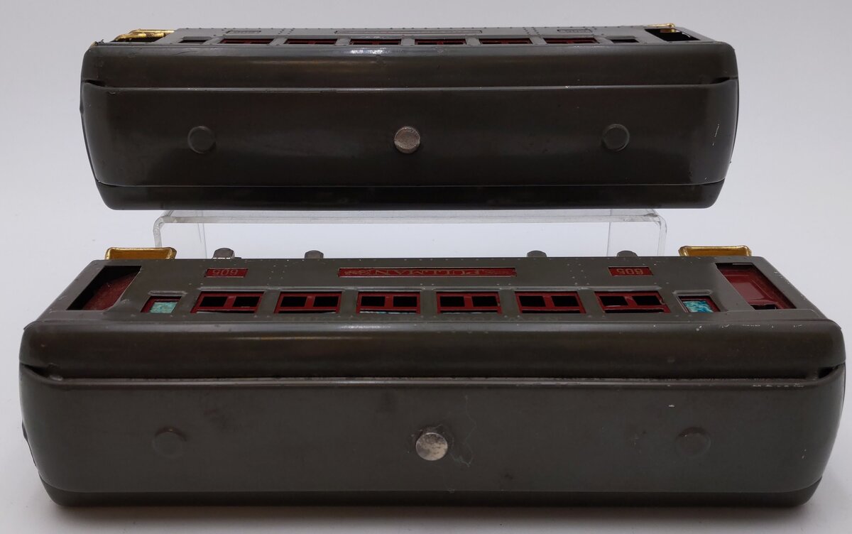 Lionel Vintage O Gauge New York Central Grey Tinplate Passenger Cars 605,606[2]
