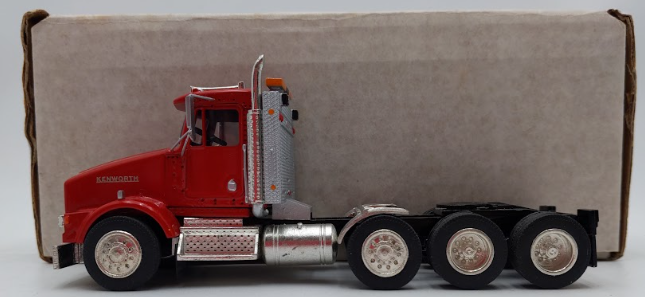 A. Smith SMF 187-R 1:48 Scale Red Kenworth T800 8x4 Artic Tractor VG/Box