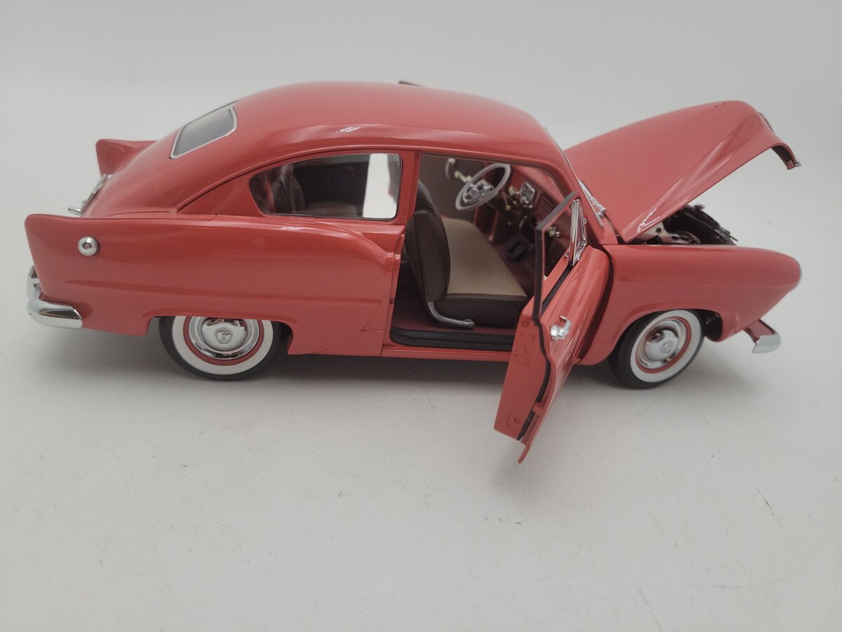 Sun Star 1951 1:18 Scale Tan Kaiser Henry J. Platinum Diecast Model Car VG