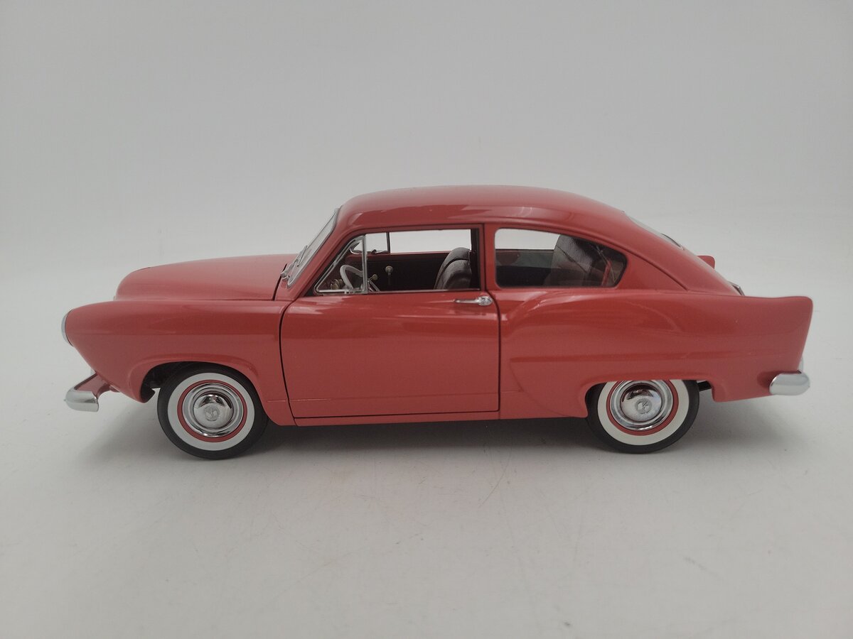 Sun Star 1951 1:18 Scale Tan Kaiser Henry J. Platinum Diecast Model Car VG