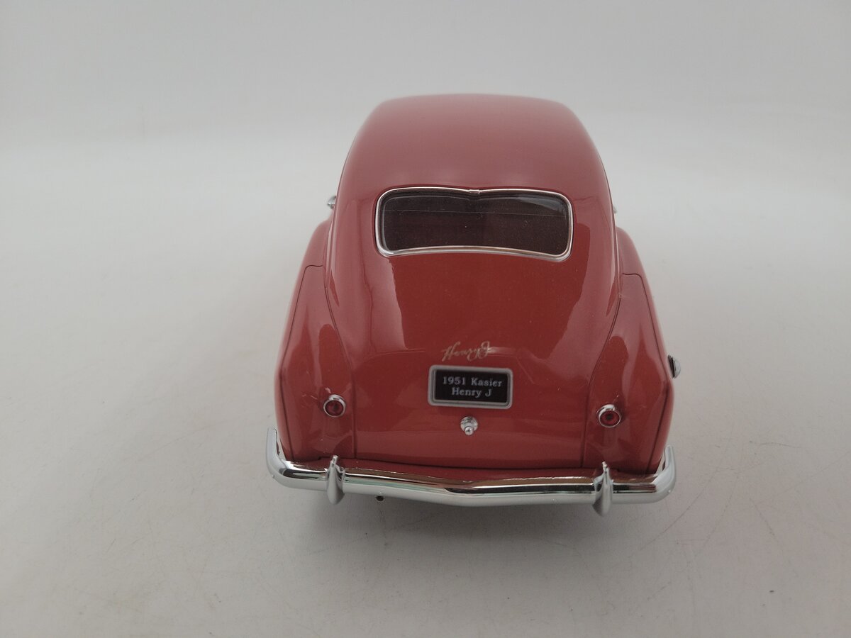Sun Star 1951 1:18 Scale Tan Kaiser Henry J. Platinum Diecast Model Car VG
