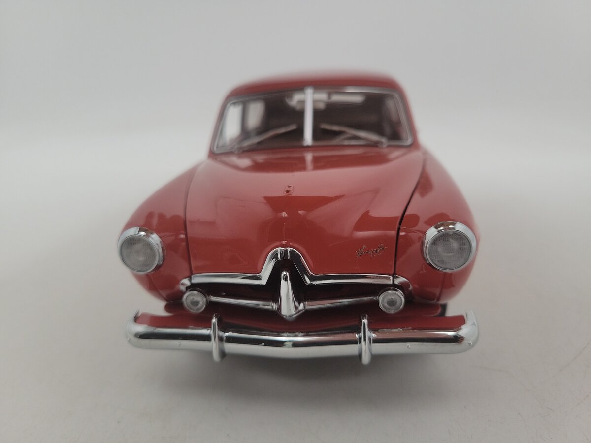 Sun Star 1951 1:18 Scale Tan Kaiser Henry J. Platinum Diecast Model Car VG