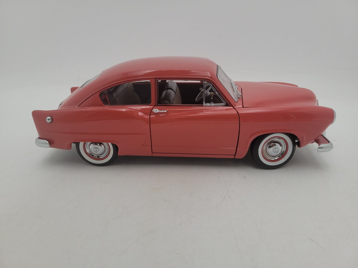 Sun Star 1951 1:18 Scale Tan Kaiser Henry J. Platinum Diecast Model Car VG